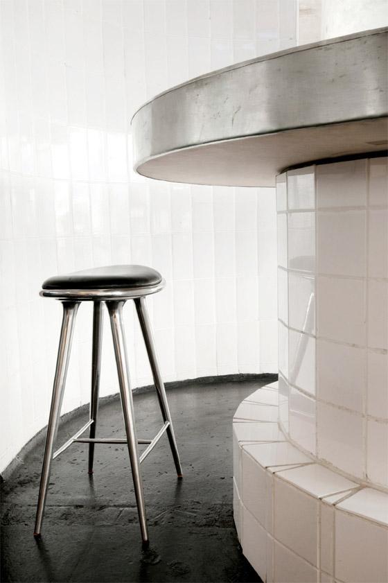 The high stool by <a href="/materdesign/">Mater Design</a> is one of Kelli’s all time favorite barstools. The recycled aluminum version adds the perfect touch of chic sophistication to your minimalist design. Available soon online at Kelli.shop #designinspo #onlinefurniturestore #feelingfriday