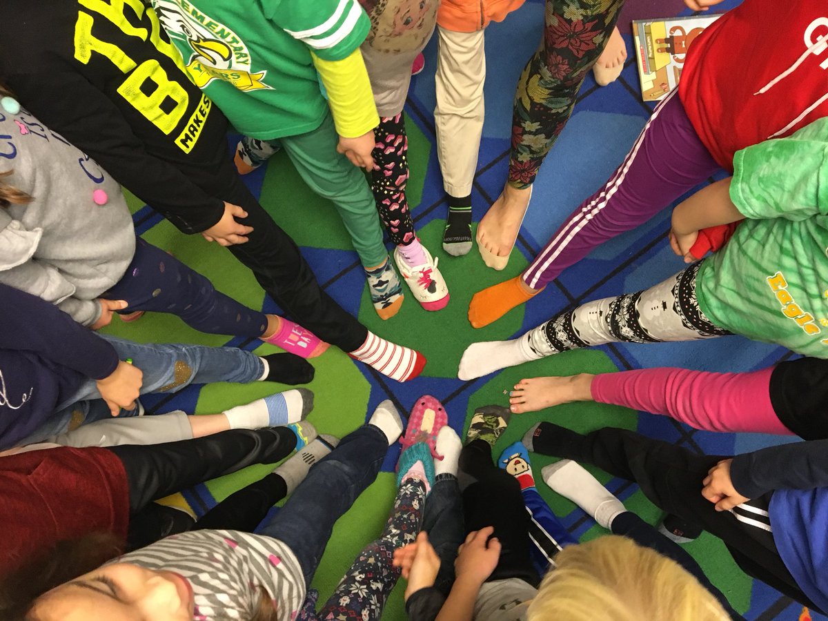 OakViewFCPS's tweet photo. What has been going on at Oak View the week before winter vacation? Color & fun socks! #OakViewFCPS https://t.co/ftTnqjOPVP