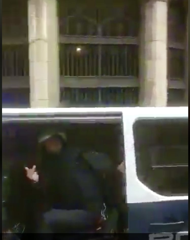 JonInarritu's tweet photo. Buenas tardes ministro @interiorgob !   

¿Q opina de estos agentes de la @policia  en Barcelona sin sus números de identificación, con escopetas lanzapelotas y haciendo estos gestos 🖕🏼 a las y los ciudadanos catalanes? 

Le haré unas preguntas ✍🏻 en el Senado! Felices fiestas! https://t.co/1siQoj8reF