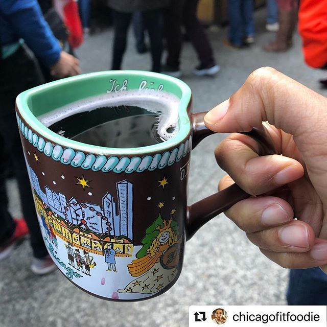 The holiday markets bring us all the warmth on these cold winter days! Nice “mug shot,” @chicagofitfoodie! #chicagogrammers #freezingfriday bit.ly/2EHnGpK
