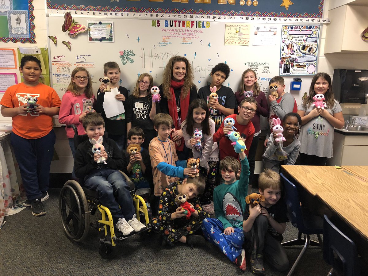 AmandaButter043's tweet photo. My students LOVED their holiday surprise. 🐠🐣🐮🐭🐶 This beautiful wreath has been on display for weeks. Hearing my students point out which ones the love...Little did they know they were able to pick one out for a holiday gift on our last day before break. 🤗🎁 #HappyHolidays https://t.co/osJqf7IULc
