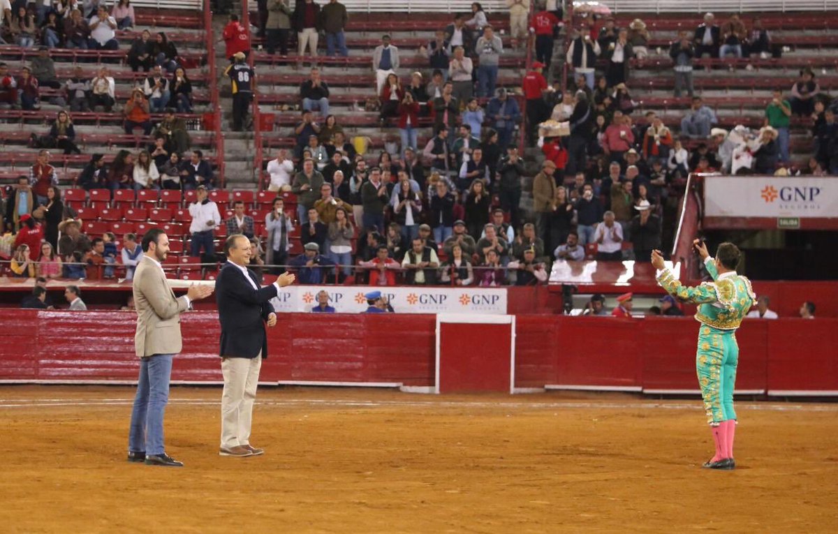 Dos orejas para Antonio Ferrera que comparte la vuelta al ruedo con el ganadero de Santa Bárbara, Javier Borrego Estrada #TemporadaGrande #DondeNacenLasEmociones