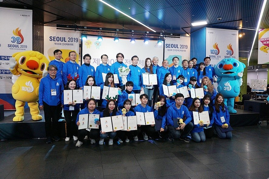 Beautylogs's tweet image. 제100회 전국체전 2019년 서울 개최를 앞두고 D-300일 사전행사 서울시민청에서 개최되었다.^^

홍보대사, 총감독 위촉식 / SNS 홍보단 프로응원러 위촉식 및 사전홍보활동 소개 / 축하공연 / 서울광장 시계탑 제막식 등 

#서울시 #서울시미디어메이트