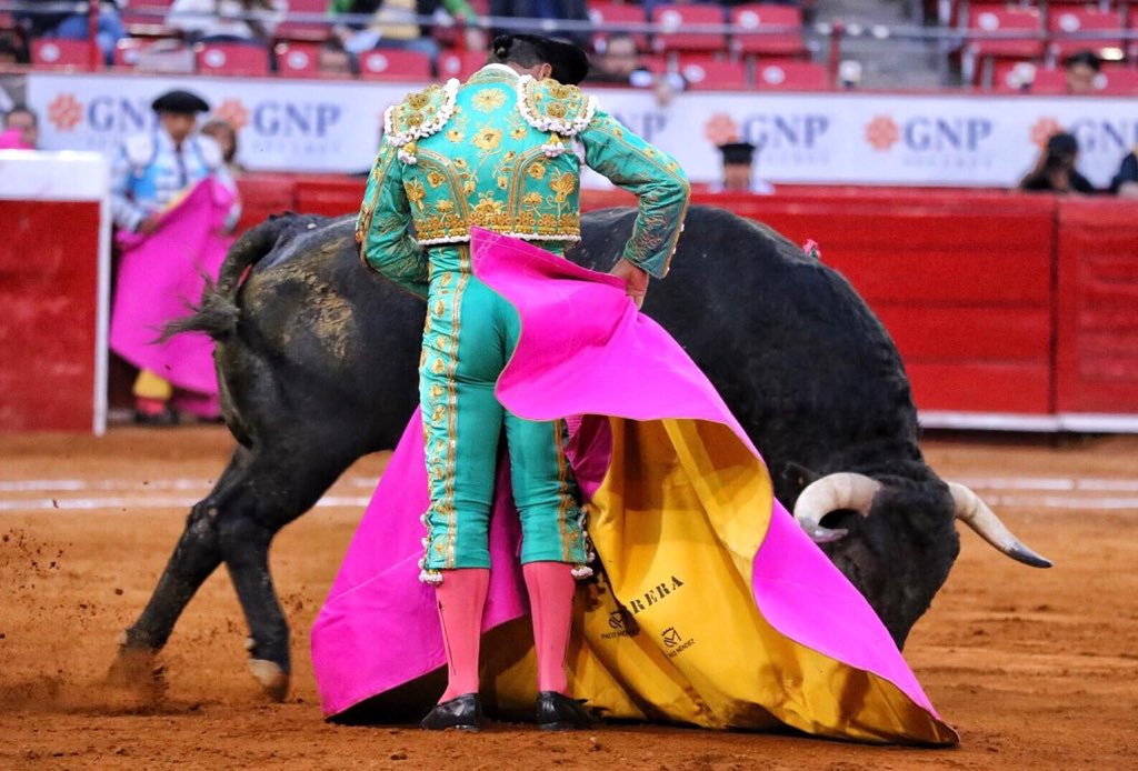 La expresión con el capote de Antonio Ferrera con “Abuelo”, de Santa Bárbara, segundo de su lote #TemporadaGrande #DondeNacenLasEmociones