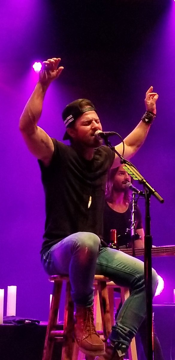 EmilyHaun's tweet photo. 16-hour roundtrip drive in 2.5 days to see @KipMooreMusic and these folks. #WorthEverySecond #RoomToSpareTour https://t.co/aUNT0A554z