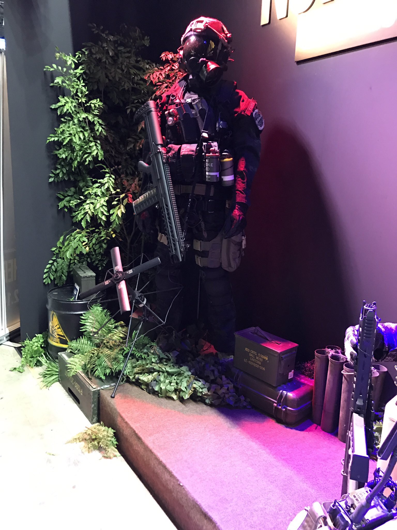 バイオ好きゲーマー はら アレ 展示青傘装備よく見てみると別の使ってるのかな 勝手に名前を出して申し訳ないのですが アグレッサーさん曰く2 3枚目の写真の装備はガスマスクを変えただけで バイオ好きゲーマー はら アレ 展示青傘装備よく見てみると別の使ってるのかな 勝手に名前を出して申し訳ないのですが アグレッサーさん曰く2 3枚目の写真の装備はガスマスクを変えただけで