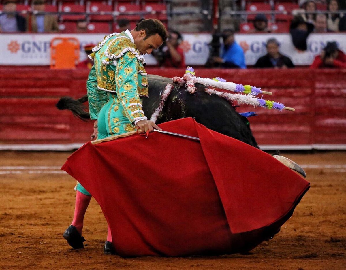 Antonio Ferrera cuaja gran faena al toro “Abuelo”, de la ganadería de Santa Bárbara, premiado con el arrastre lento. Dos orejas para el torero español #TemporadaGrande #DondeNacenLasEmociones