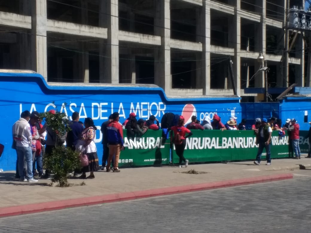 LocosPorXelaju's tweet photo. #LibreriaTulan INFORMA:

SIGUE RESPONDIENDO LA AFICION

La Mejor Afición de Guatemala sigue ingresando al mitico Coloso de Hielo, todos con la fé de que se logrará la remontada, hoy podrá ser un domingo historico, vamos Xelajú.

#LaMejorAfición #SisePuede #YoCreoEnlaRemontada https://t.co/gE0mvs0C93