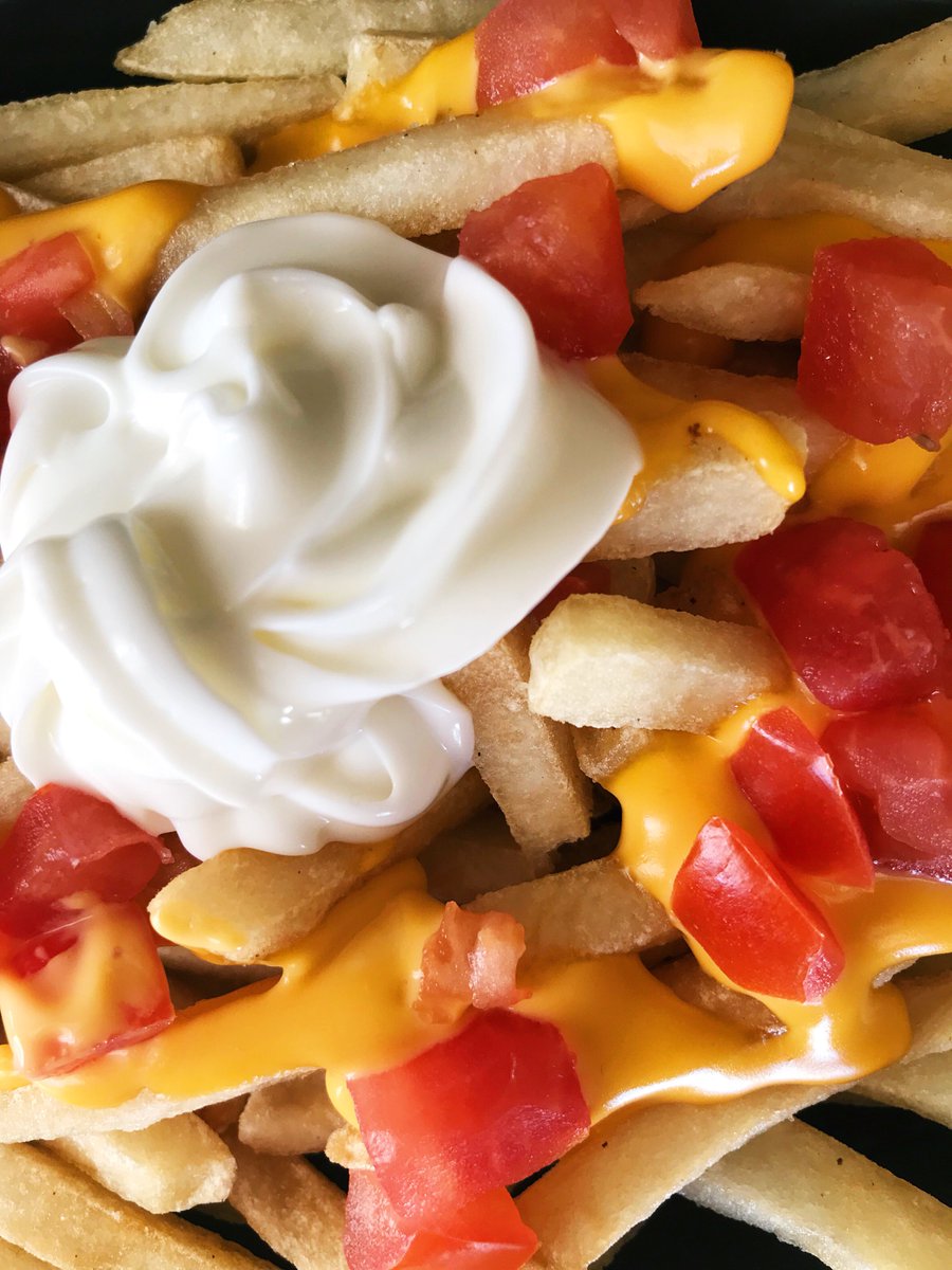 ¡Papas Supreme!🍟
Bañaditas en queso, tomates y la deliciosa crema agria. 😋
Ven por tu #PaPicar a B/.3.00. 

#LiveMás #TacoBell #PapasSupreme