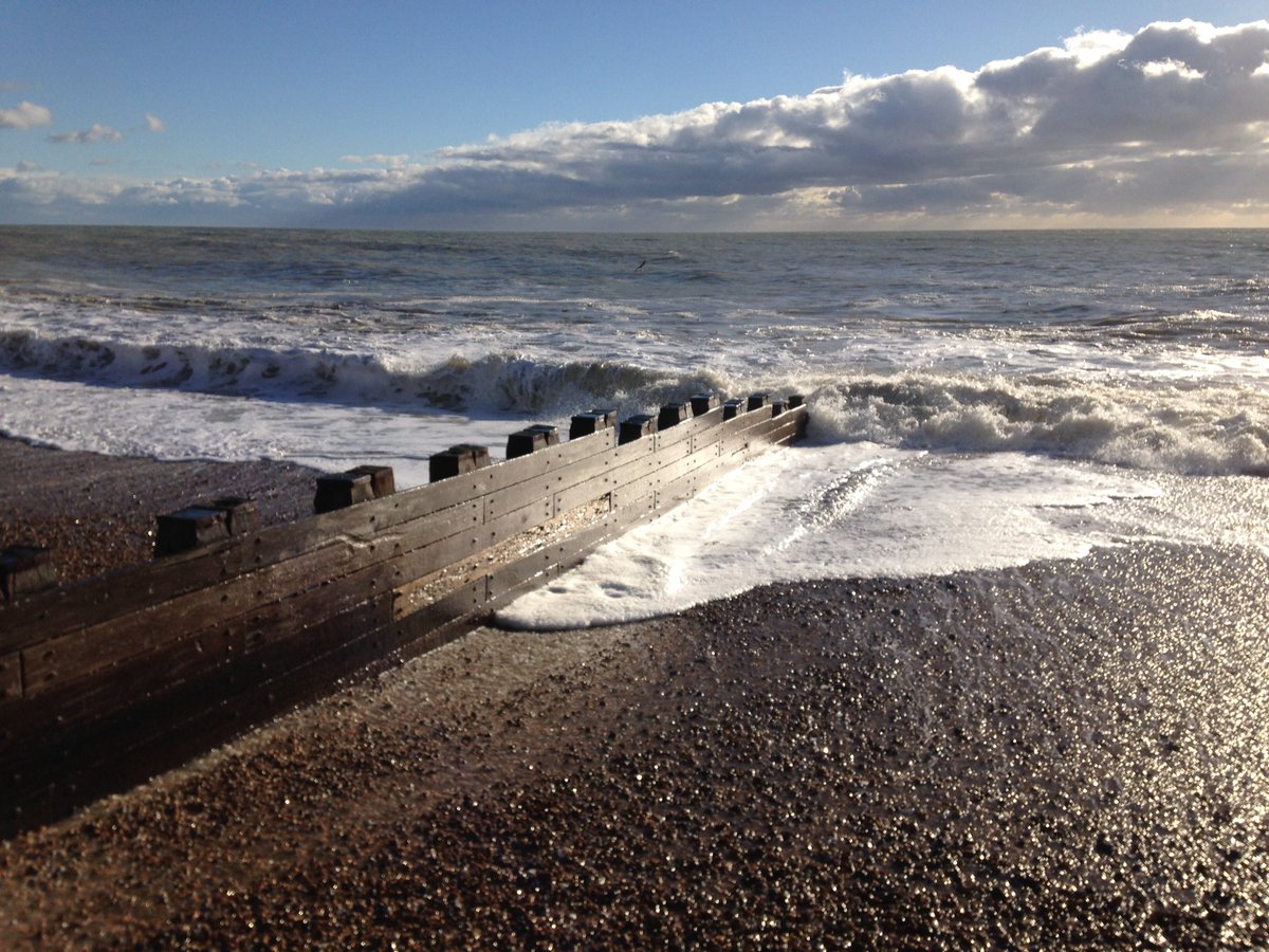 artromneymarsh's tweet photo. Rolling #seas &amp; #winter #light #today #Bexhill https://t.co/Fuqnr1LMLZ