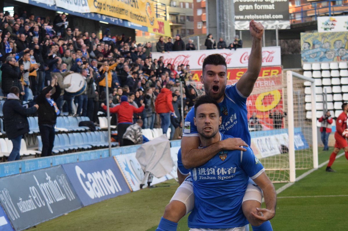 Calavera a sobre les esquenes de Pedro MartÃn celebren el primer gol del Lleida Esportiu amb el Gol Nord celebrant-ho també en segon pla de la foto