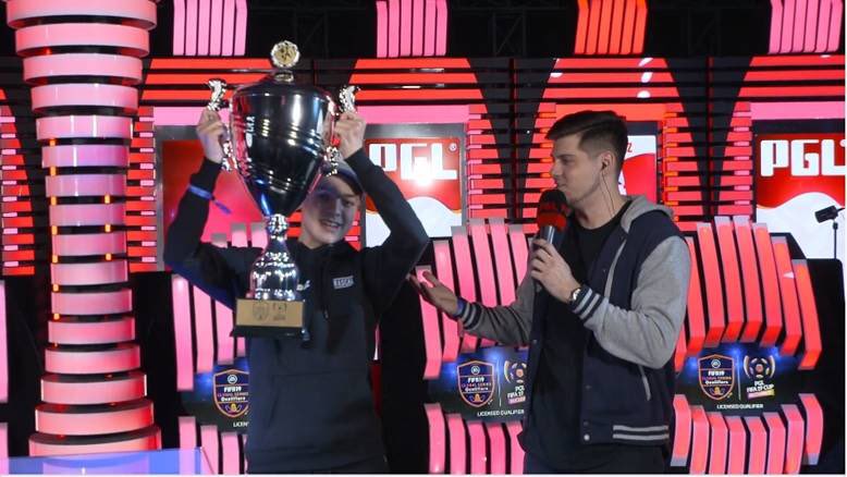 He’s done it again! @F2Tekkz wins back to back tournaments and lifts the PGL #FIFA19 Cup🏆 Licensed Qualifier Event!