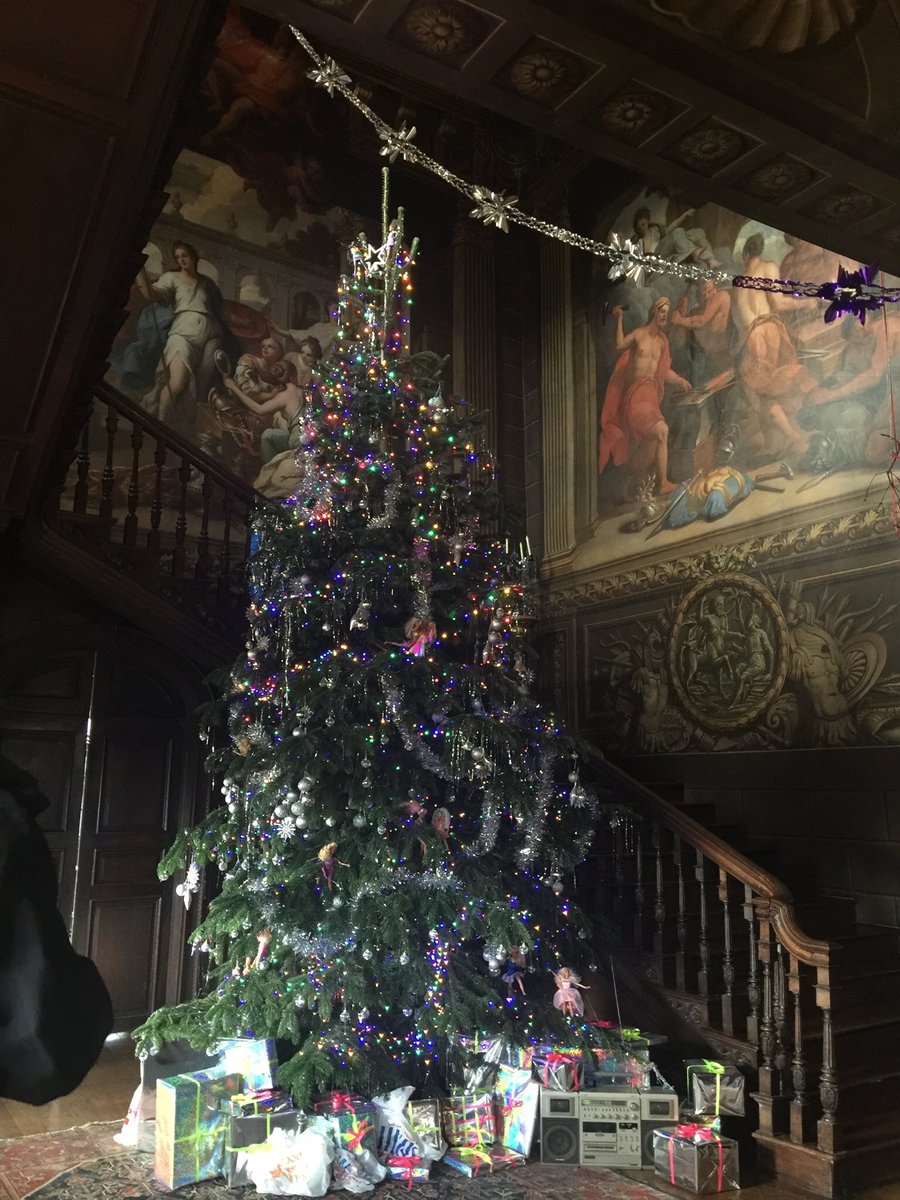 AuntyWops's tweet photo. Loved volunteering up at @HanburyHallNT today for It’s Christmasssssss! The house looks amazing for the 70’s & 80’s theme and I had fun being #NumberOneElf for the day. Merry Christmas everyone #volunteering #NationalTrust #HanburyHall #Christmasevents #fundaySunday https://t.co/b7mT2b3p7R