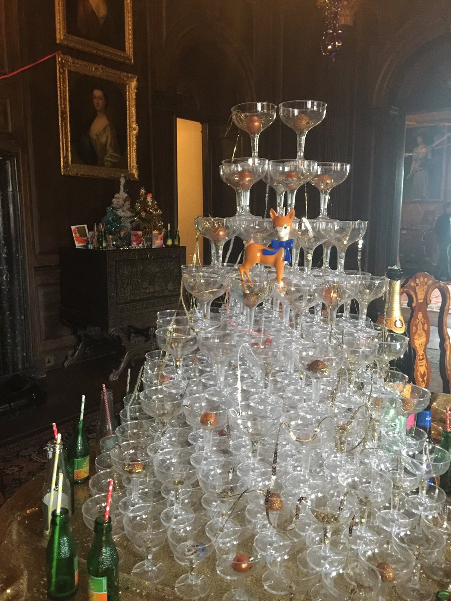 AuntyWops's tweet photo. Loved volunteering up at @HanburyHallNT today for It’s Christmasssssss! The house looks amazing for the 70’s & 80’s theme and I had fun being #NumberOneElf for the day. Merry Christmas everyone #volunteering #NationalTrust #HanburyHall #Christmasevents #fundaySunday https://t.co/b7mT2b3p7R