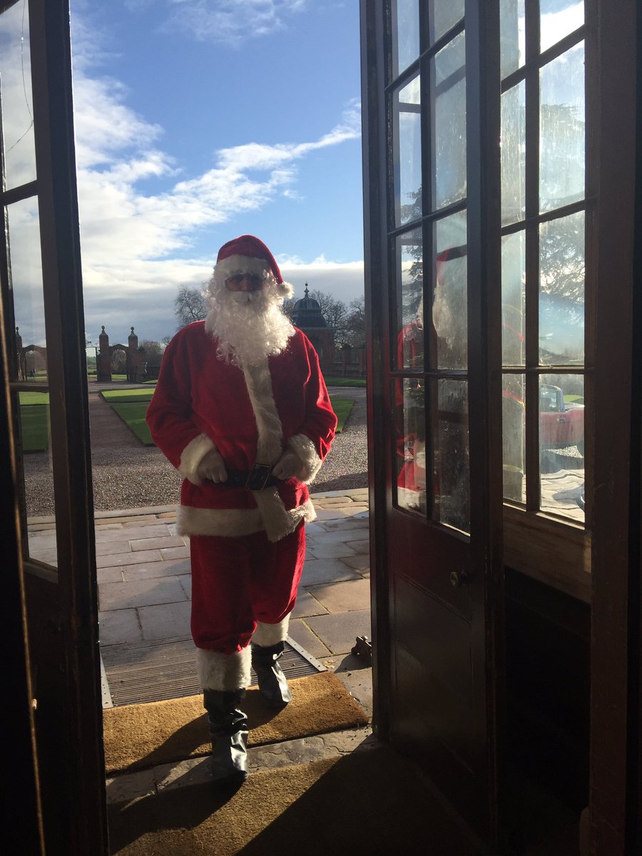 AuntyWops's tweet photo. Loved volunteering up at @HanburyHallNT today for It’s Christmasssssss! The house looks amazing for the 70’s & 80’s theme and I had fun being #NumberOneElf for the day. Merry Christmas everyone #volunteering #NationalTrust #HanburyHall #Christmasevents #fundaySunday https://t.co/b7mT2b3p7R