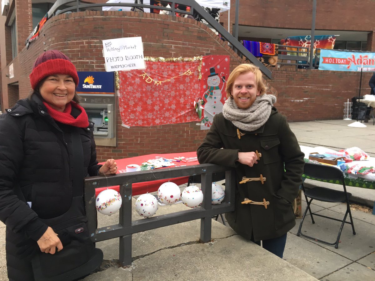AdamsMorganDay's tweet photo. Happy holidays! About an hour left at the Adams Morgan Holiday Market! #AdMoCheer π·@carolmiller100 https://t.co/w0bUhtljWx