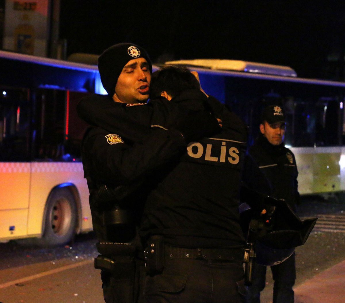 enesalinizam's tweet photo. #10Aralık2016'da Beşiktaş - Bursaspor maçının bitiş saatinde Vodafone Park çevresinde patlayan 2 bomba ile 48 tane Vatan evladımızı şehit vermiştik. Unutmadık, Unutmayacağız. #BaşkanınaSahipÇıkBeşiktaşlı
@cansunali29 https://t.co/azFIdTsMpf