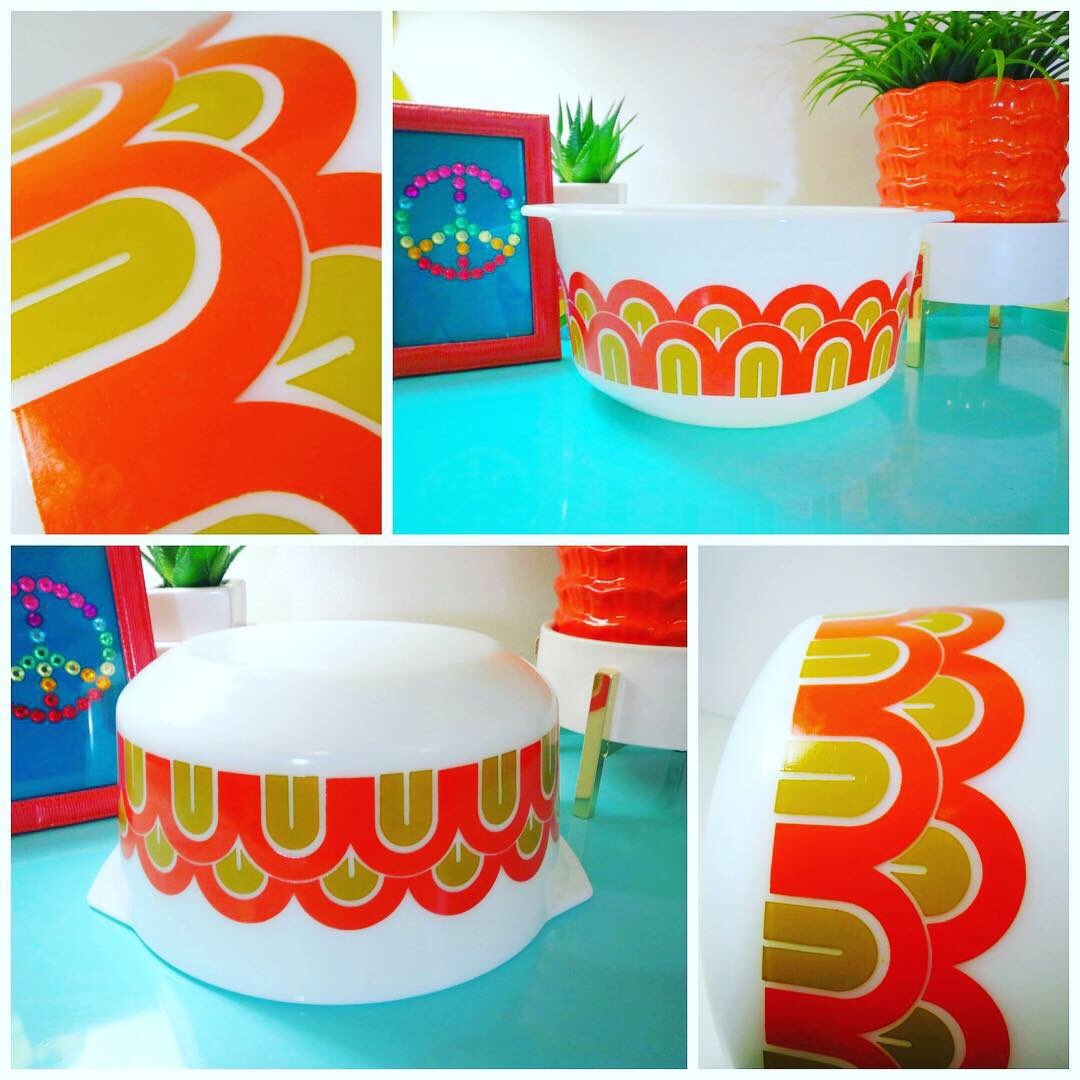 🌅⛱⛵️ Groovy 3quart Pyrex glass oven ware bowl in #pyrexarches #pyrexfishscales pattern. 
#1970s #vintage #retro #groovy #midcenturymodern #retrohomedecor #retrokitchenware #vintagepyrex #modsquadpicking 🛒📦📬🇺🇸🌈 shop us on #ebay and #etsy