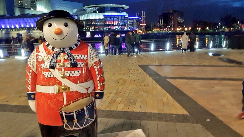We were snapping away in Manchester <a href="/MediaCityUK/">MediaCityUK</a> today for <a href="/TheSnowmanWalk/">Walking with The Snowman</a> #ArtTrail. A chilly but extremely festive afternoon of fun! ☃️
 arttrailproject.org/trail/walking-…