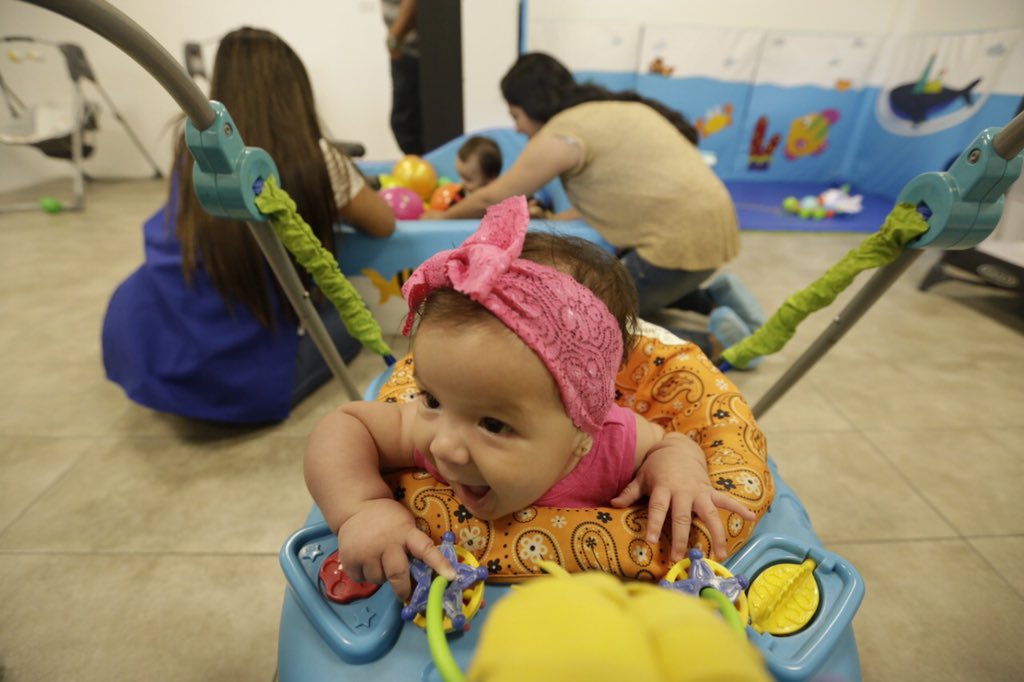 icasadefe's tweet photo. ¡Sala cuna! Puedes venir con tus bebés y estar con ellos en un área especial donde también podrás escuchar la predica en vivo. 👶🏻📺👫
#FeKids #iCasadeFe https://t.co/wHdIF2Cdaf