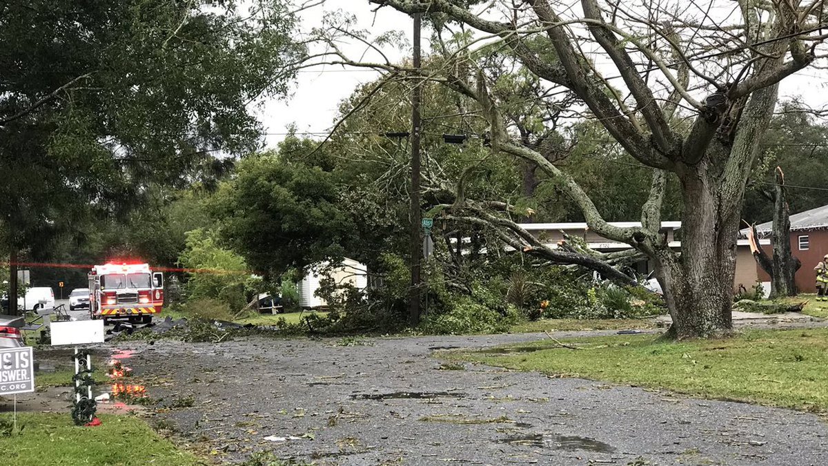 Weather service confirms tornado along Florida’s Gulf Coast bit.ly/2Ek8YVD https://t.co/zODl9gFt4s