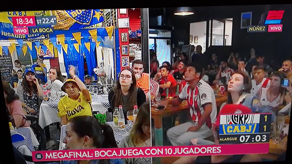 la_pipi's tweet photo. TN relatando como la gente mira el partido mientras factura por otro lado la transmisión. "No te vamos a sacar nada de lo que tenés" y sacaron el Fútbol para Todos en favor del negocio para Clarín. #NuncaMenos #ElCambio https://t.co/8DuozkDDIA
