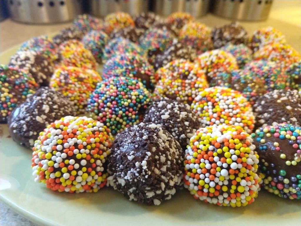 Cococcinelle's tweet photo. Brigadeiros, petites douceurs brésiliennes https://t.co/nGhdMGy2fQ https://t.co/f0pGIWjHlA