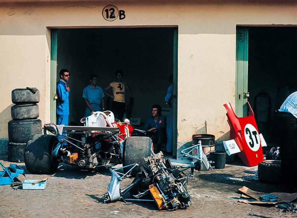 Stuart_Dent's tweet photo. Organised chaos behind the Ferrari garages at Monza in 1972, as mechanics fettle the 312B2s of Jacky Ickx & Mario Andretti… 😀
🇮🇹 #F1 #ProperTimes 👍🏼 https://t.co/dV3FuYaf0c