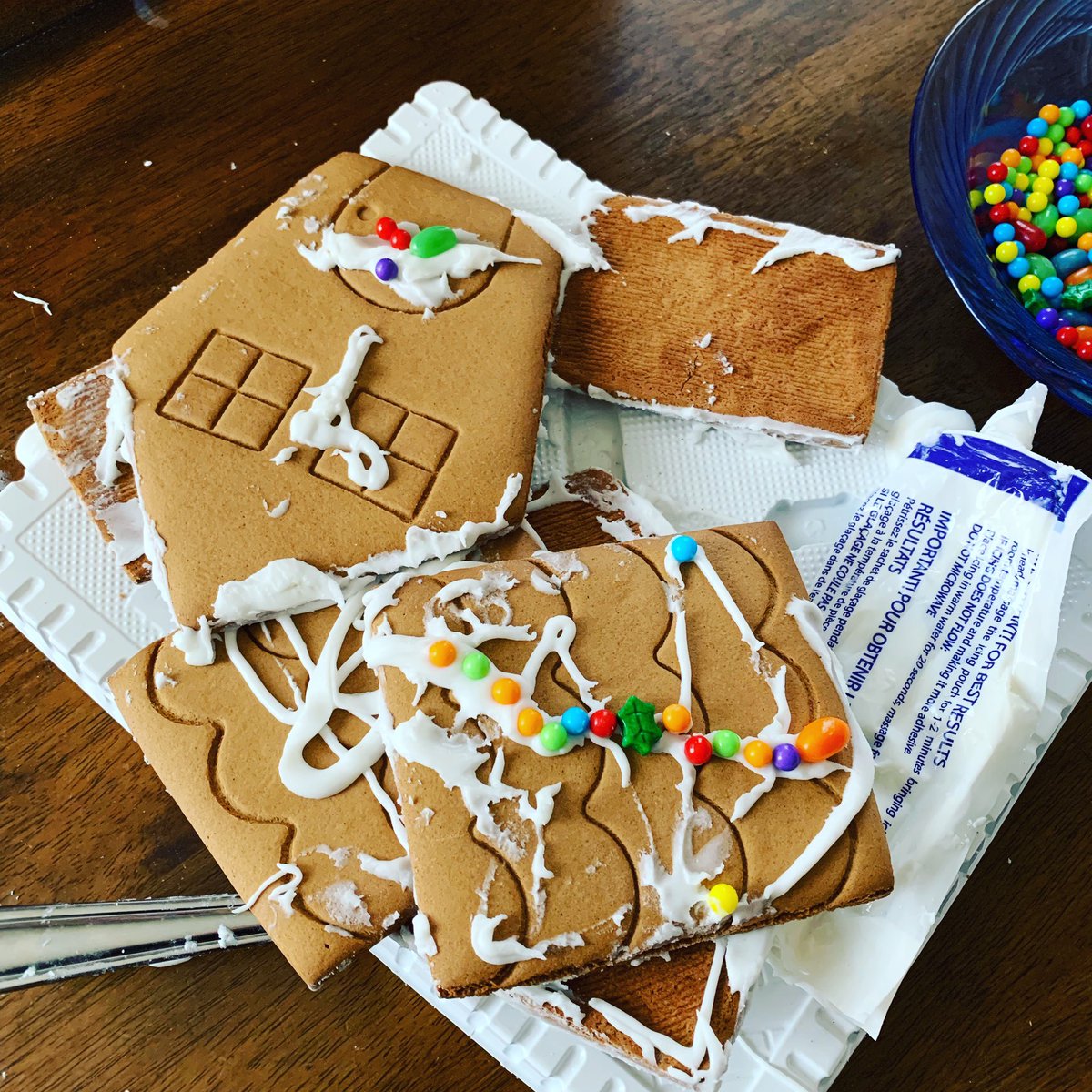 JenBabakhan's tweet photo. She believed she could- but the icing tube had a hole and the walls kept slipping. #fail #perfectisoverrated #nailedit https://t.co/0YVRKygCwJ