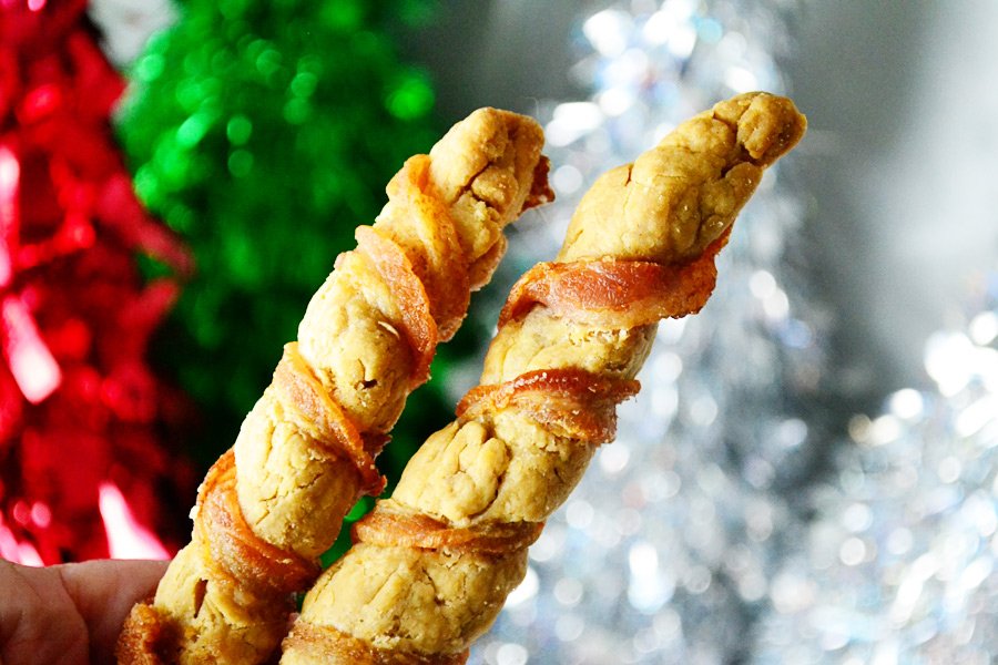 DogTipper's tweet image. Celebrate the spirit of the season and make bacon Yule log dog treats for the four-legged members of your family! Here's the recipe: dogtipper.com/recipes/2017/1…