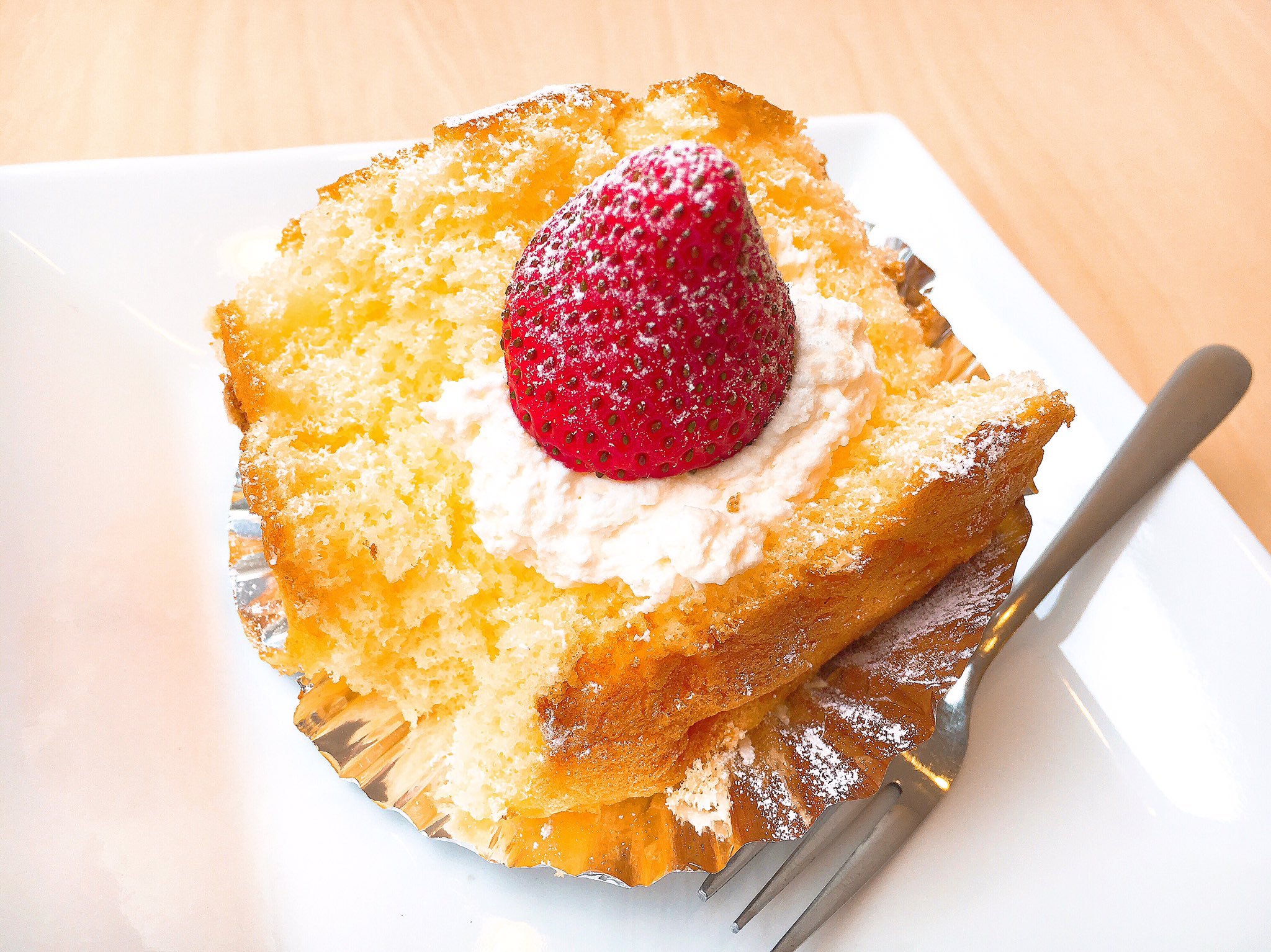 たろう ママのえらんだ元町ケーキ ざくろ 神戸スイーツの代表作は ふわっふわのスポンジの中にクリームがたっぷり 初めてなのに なつかしい味がしました ママのえらんだ元町ケーキ ざくろ 神戸スイーツ 神戸観光 神戸グルメ スイーツ巡り