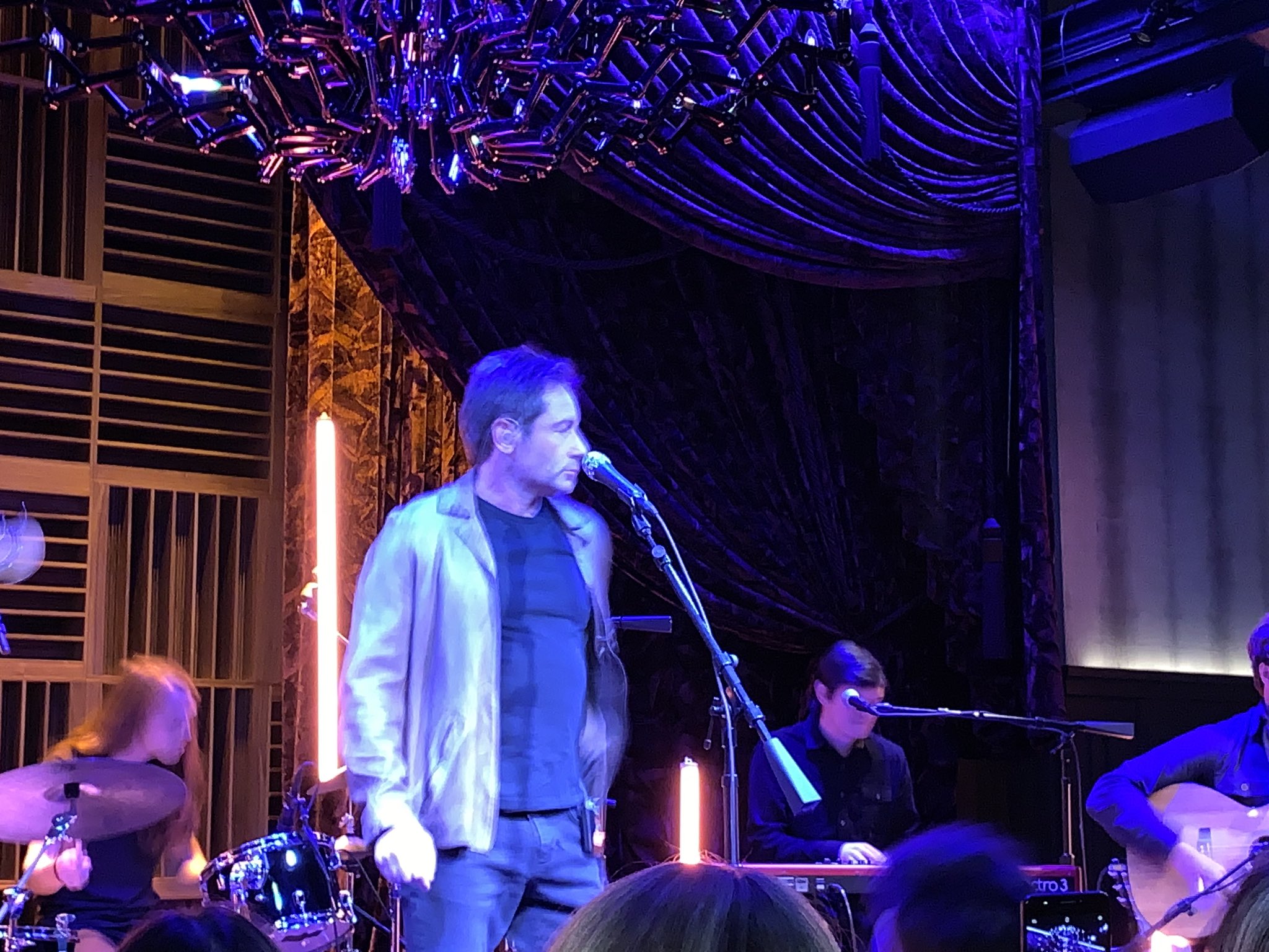 2018/12/09 - One Night with Davd Duchovny in Nashville DuAe14JX4AAGnYI