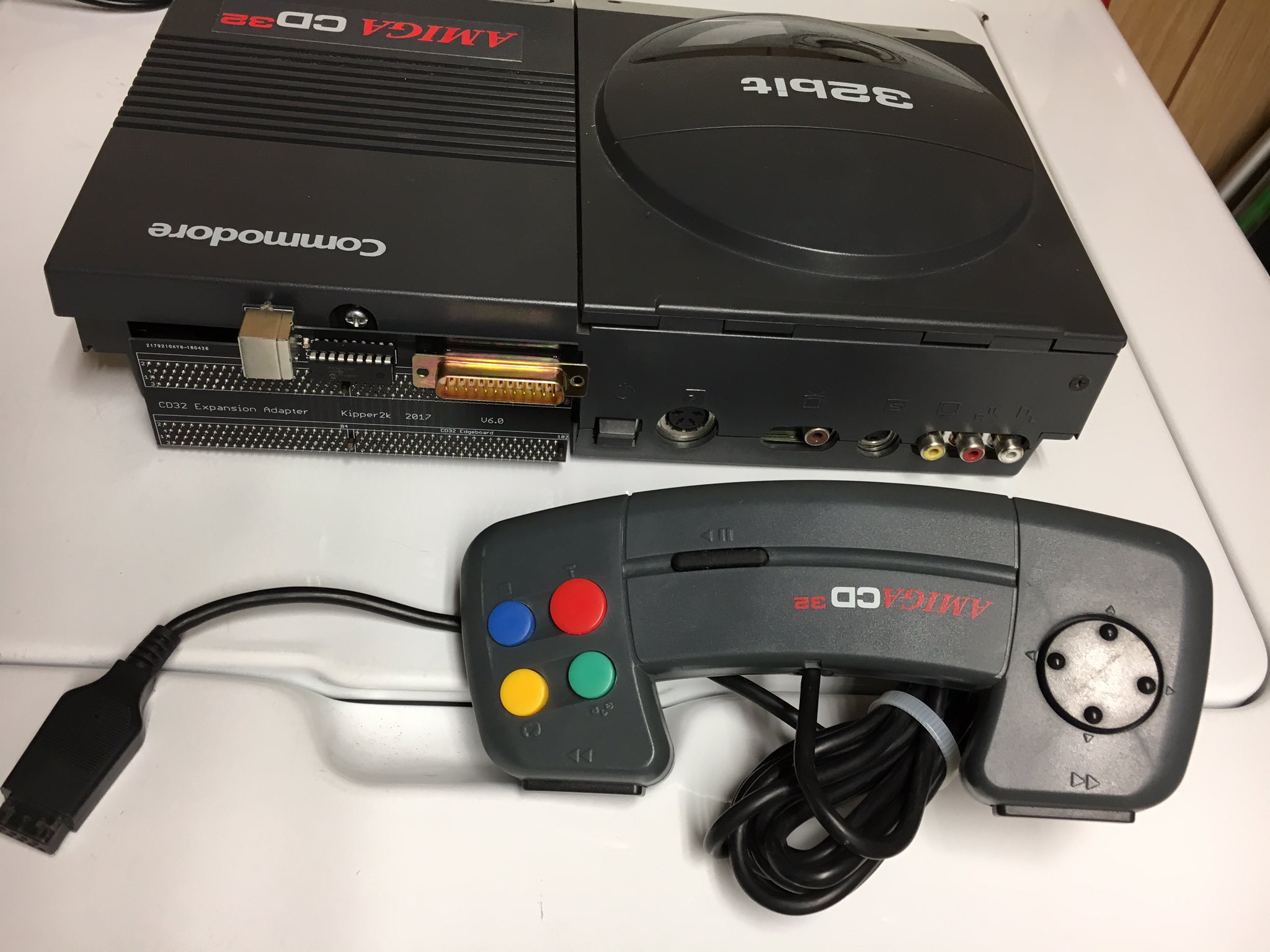 Amiga cd32. Commodore amiga cd32. Amiga cd32 клавиатура. Amiga cd32 распиновка.