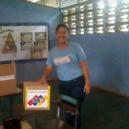 Robertserra_l's tweet photo. #YoVotoPorLaPatria hoy en una excelente jornada la candidata por la juventud @IzanelGuevara ejerce su voto https://t.co/RCNMvUaXXf