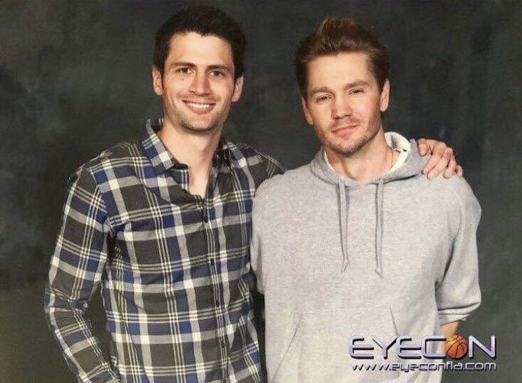 EyeCon3000's tweet photo. All we want for Christmas is a photo op with the Scott Brothers! Have you gotten your tickets to #OTHX?🎄🎁 

March may be our last #OneTreeHill show, but it's going to be our BEST one! Head to https://t.co/iOwdldDnO7 for ticket details! #RTTH #TreeHill https://t.co/kut8QhCgGp