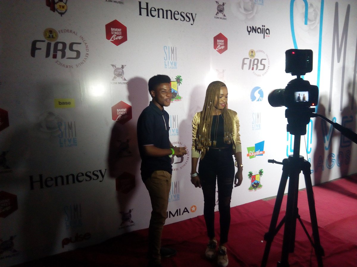 deberriewoman's tweet photo. #SimiLiveInLagos our own Talk Machine @_iambenji is on the redcarpet 🙌
Cc: @NovariaInvests @Baventlive @castroltv #SimiLiveInLagos #SimiLive #Simi #SimiArmy #CastrolTv #Castrolentertainment #Naija #Naijavirals #Naijanews #Celebgist #SimiConcert #enews #concert #simi2018 https://t.co/NZnaRJXSnZ