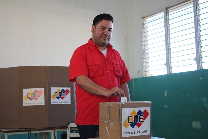 Y dando el ejemplo de democracia este domingo #9Dic ejercí mi derecho al voto. 

#juntoslohacemos #vamospormas #elecciones #2018