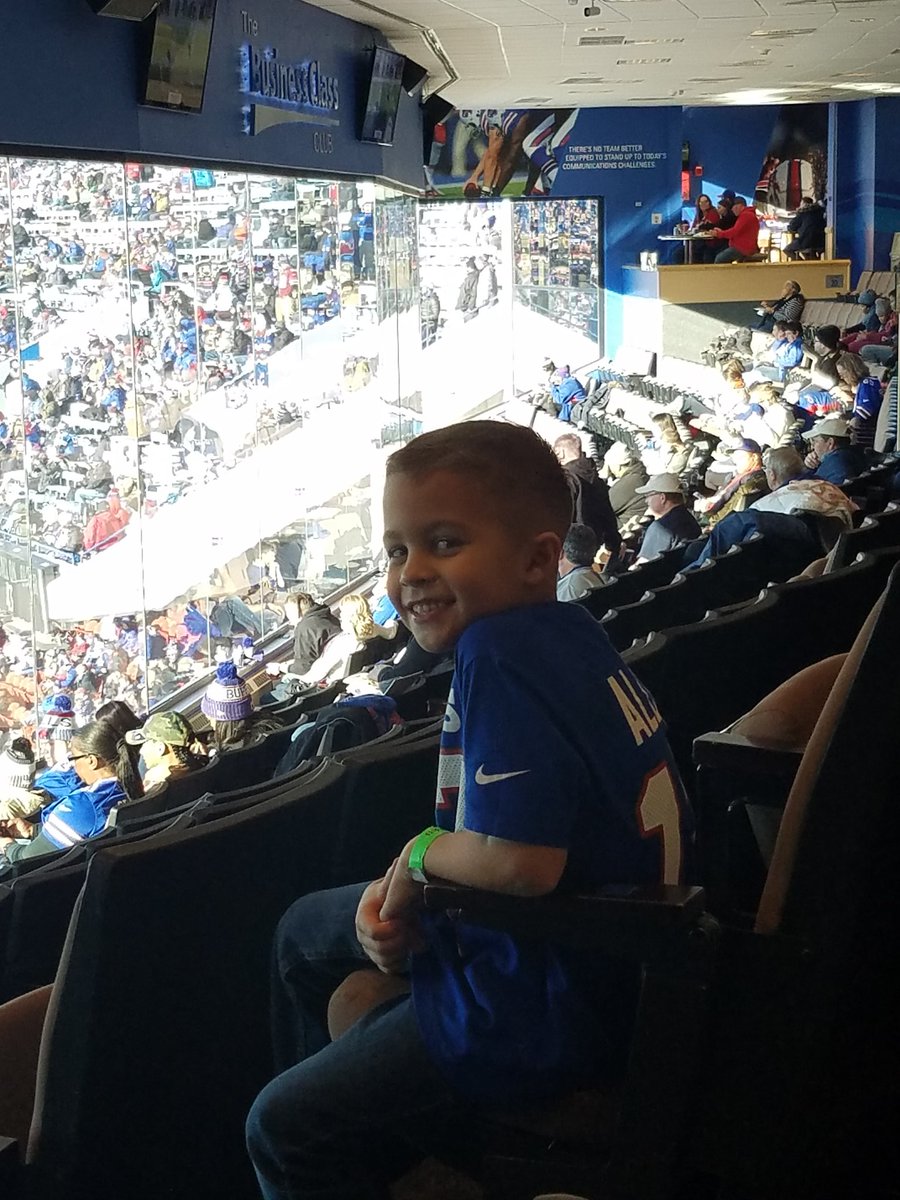 VCAssociation's tweet image. Thanks to @micah_hyde for including us as his rep for his @IMagINeForYouth Foundation during the #MyCauseMyCleats celebration today at the @buffalobills game. Kristopher had a great time!