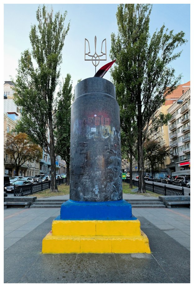 arnewb's tweet photo. He's gone for good.
Former Lenin statue in Kyiv, Ukraine.
#kyiv #ukraine #euromaidan #europe #freedom #україна #Київ #ленінопад https://t.co/VsTZZaVrVk