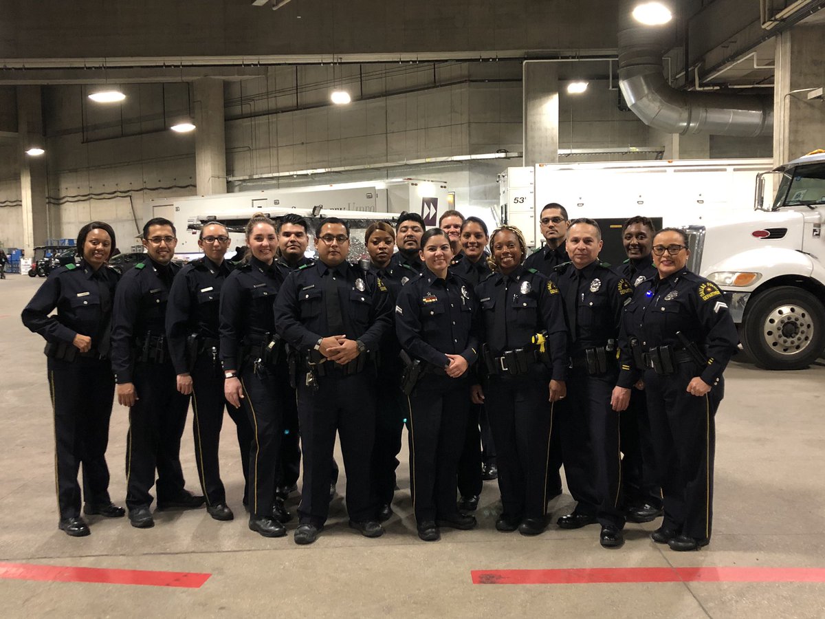 DallasPD's tweet photo. Thank you @dallascowboys for honoring #FirstResponders today! #DallasPD https://t.co/HsFTKnaqzF
