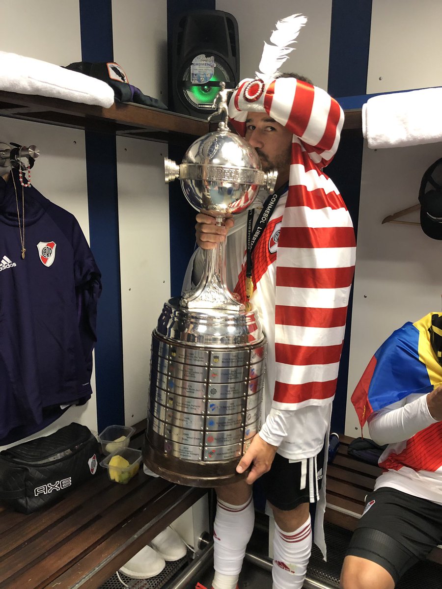 romorita11's tweet photo. Besos q llenan el alma!! 
Premio al Sacrificio!! 
Salud Campeón
#CopaLibertadores2018 https://t.co/PPzMX5IY93