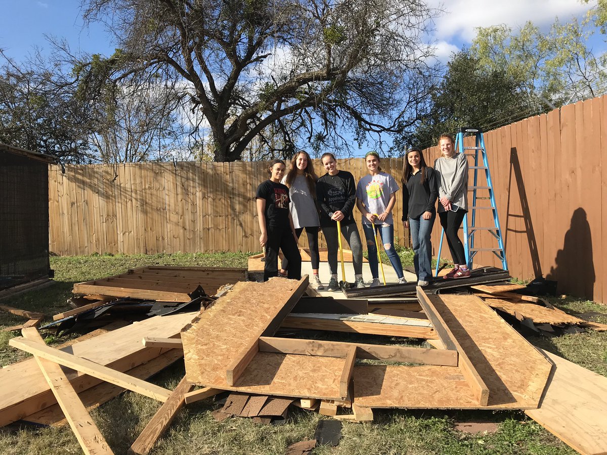 El_Blackwell's tweet photo. These volunteers gave love to the Crisis Center of Comal County by demolishing a shed and raking a ton of leaves! ❤️💪🏽🍂 You go, girls! 🛠@CanyonPrincipal #womenhelpingwomen https://t.co/ZY9WXTDthj