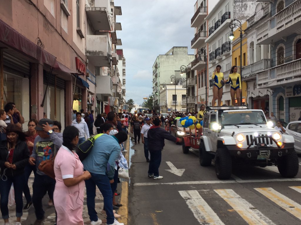 Canaco_Veracruz's tweet photo. ¡Así vive el desfile del #SorteoCANACO2018 por la Av. Independencia 🚗🎉 https://t.co/3oJSyjp8Wi