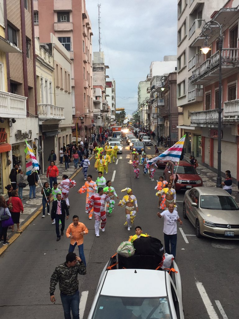 Canaco_Veracruz's tweet photo. ¡Así vive el desfile del #SorteoCANACO2018 por la Av. Independencia 🚗🎉 https://t.co/3oJSyjp8Wi