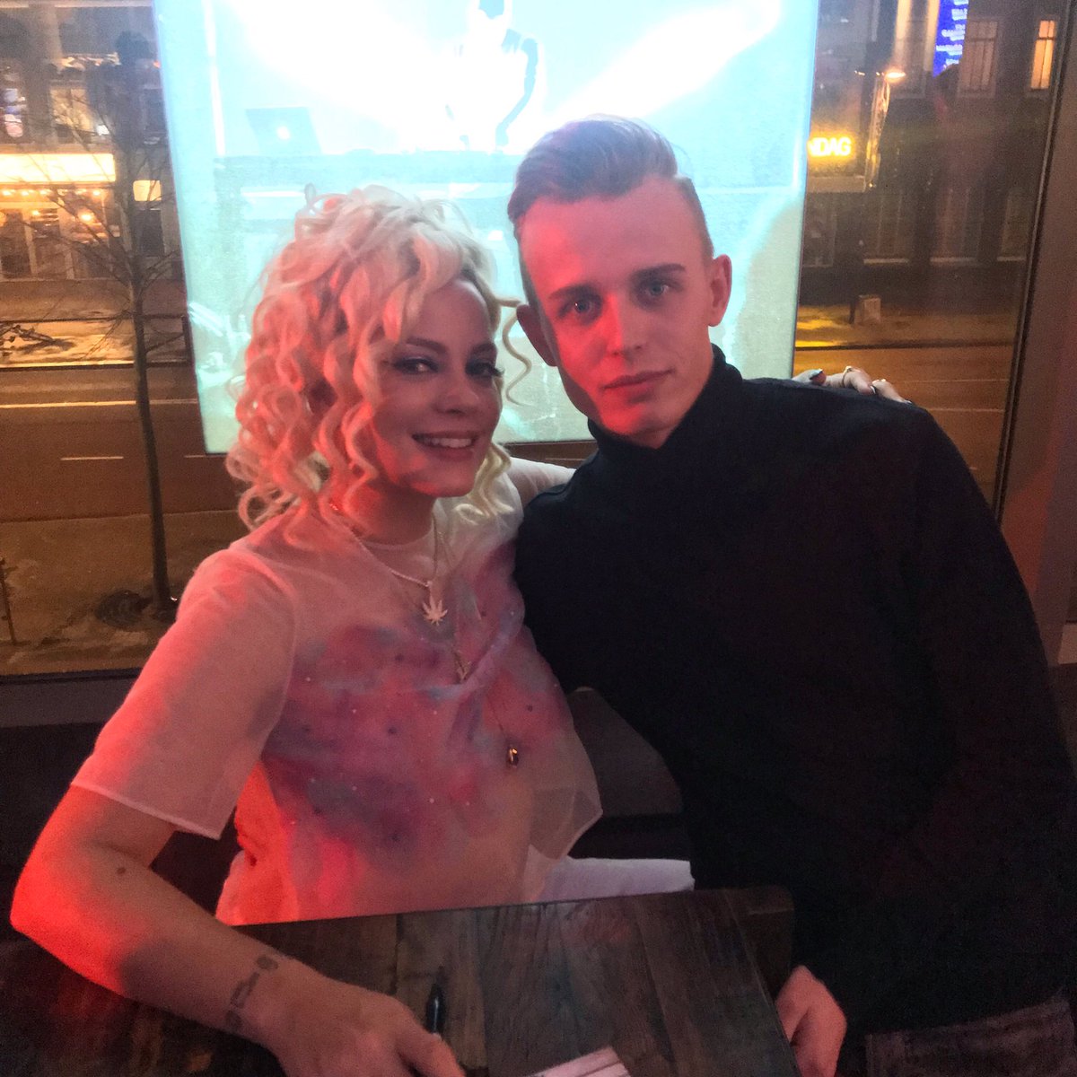 qngec's tweet photo. Had an amazing night at @lilyallen’s concert. Thank you for meeting me❤️ https://t.co/l6X8MR9OoK