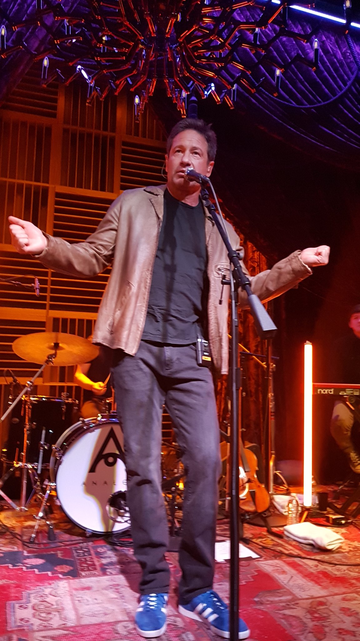 2018/12/09 - One Night with Davd Duchovny in Nashville - Page 2 DuAxrZxXcAMEftJ