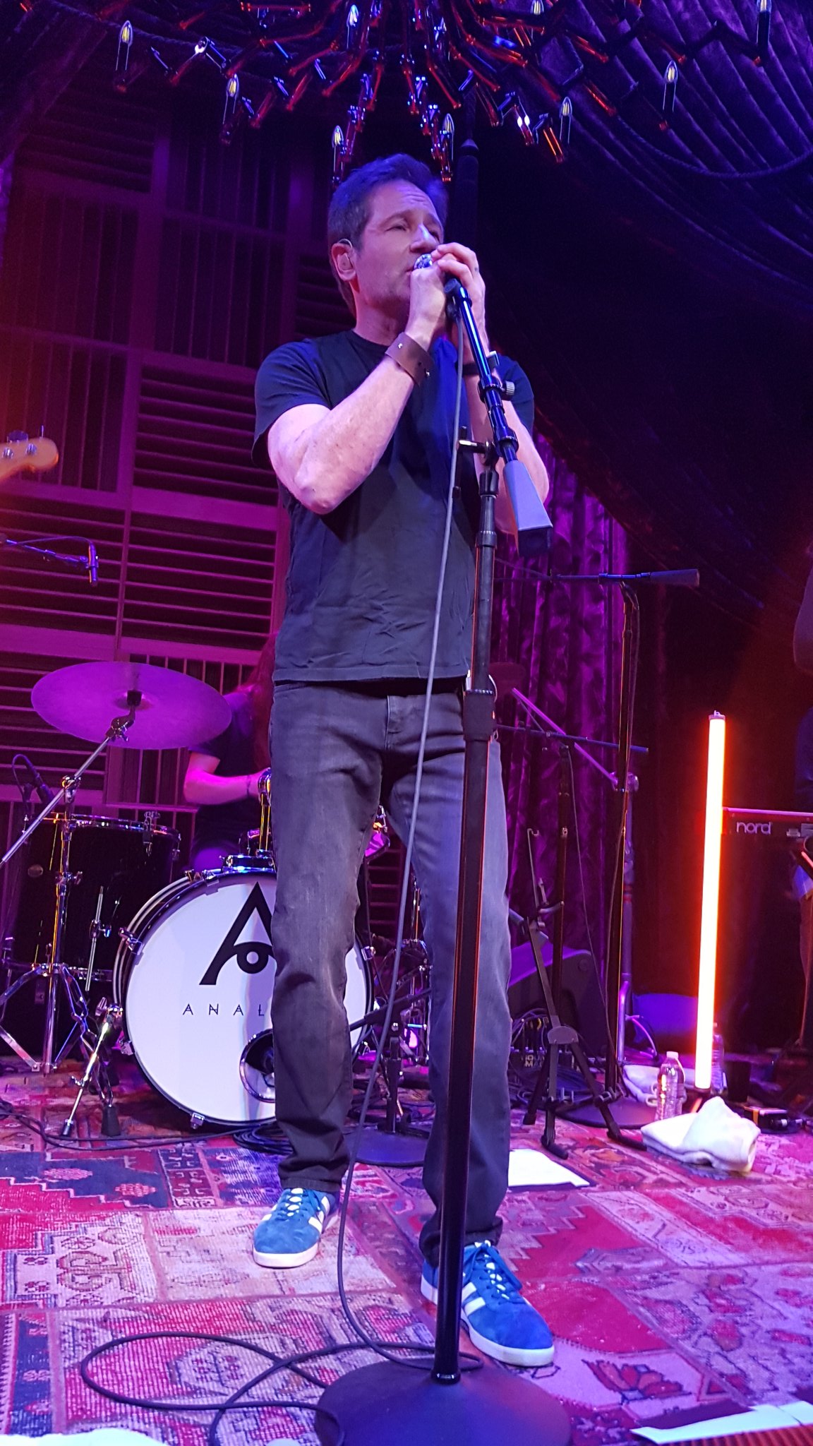 2018/12/09 - One Night with Davd Duchovny in Nashville - Page 2 DuAyCq6WwAEFMxD