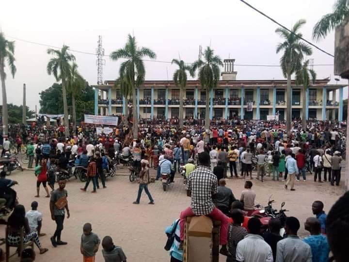 DynamiqueShare's tweet photo. Quand on rêve à faire les cartons pleins comme Emmanuel Ramazani SHADARY. Voici la vraie photo Fayulu à  kisangani...  Photo 2 Emmanuel Ramazani SHADARY #ERS13 https://t.co/87Mlyl6ahE
