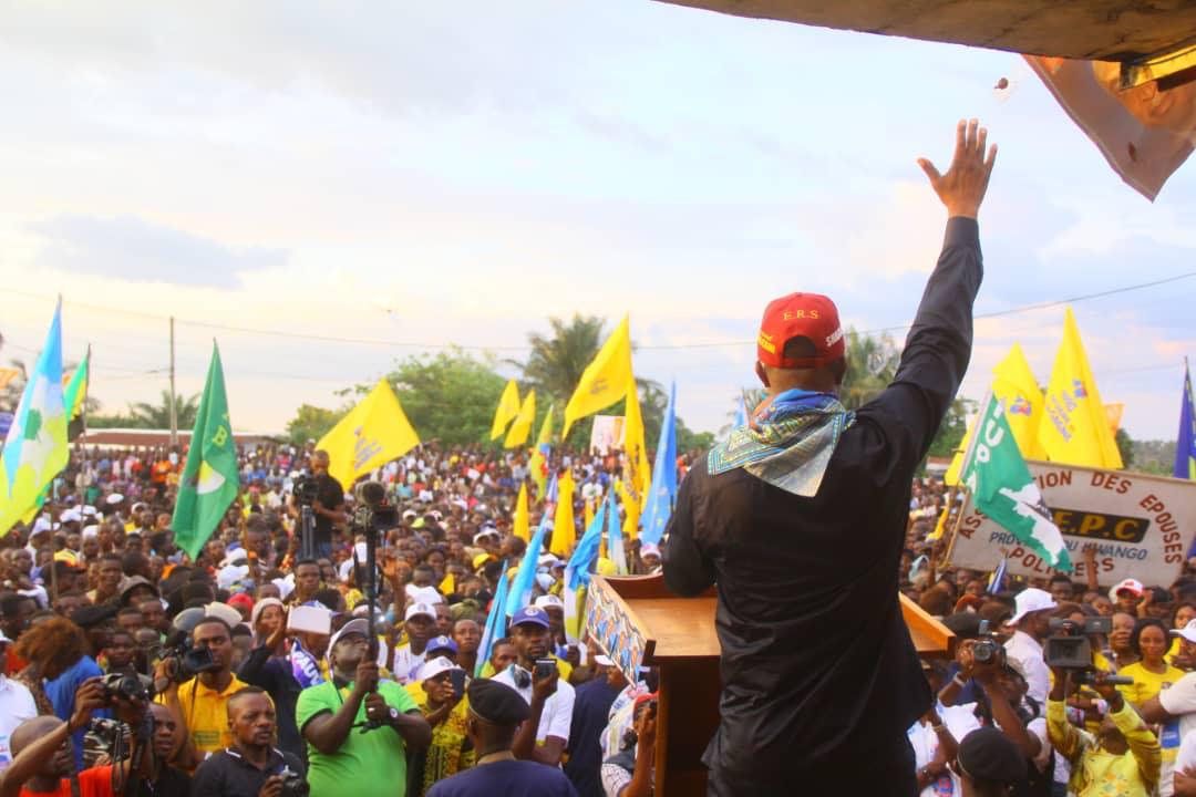 Quand on rêve à faire les cartons pleins comme Emmanuel Ramazani SHADARY. Voici la vraie photo Fayulu à  kisangani...  Photo 2 Emmanuel Ramazani SHADARY #ERS13