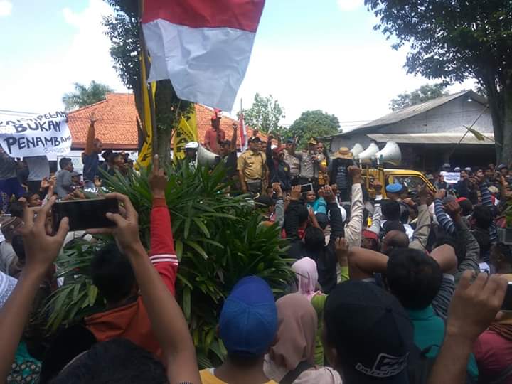 AKSI MENOLAK TAMBANG EMAS SILO DI DEPAN DPRD JEMBER
Mengapa kami menolak tambang emas? Karena di antara dampaknya ialah akan meracuni air minum kami. Kita bisa hidup tanpa emas, tapi siapa yg bisa hidup tanpa air. Tolong, jangan bunuh kami!!!!
#TolakTambangEmas
@KementerianESDM